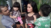 Wendy bersama istri dan dua anaknya saat ditemui di Gedung Trans TV, Jakarta Selatan, Selasa (3/3/2015).