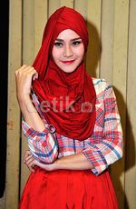 Zaskia Mecca Cantik Berhijab Merah