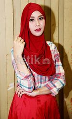 Zaskia Mecca Cantik Berhijab Merah