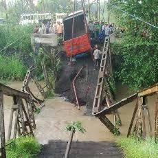 Jembatan Penghubung Dua Kecamatan Ambruk, Sebuah Truk Ikut Terjebak
