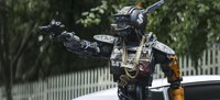 Dan karakter utama robot Chappie (Sharlto Copley) yang bergaya swag, bisa dengan mudahnya merebut hati penonton. (Dok Columbia Pictures)