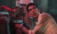 Di samping itu, diam-diam Deon juga sedang mengembangkan kemampuan robot tersebut dengan menanamkan sistem yang membuat robot Scout mampu berevolusi seperti manusia. (Dok Columbia Pictures)