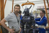 Melihat keberhasilan Deon dengan robotnya yang terus mendapatkan pesanan dari kepolisian Joburg, Vincent Moore (Hugh Jackman) terbakar hatinya. (Dok Columbia Pictures)