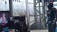 Layaknya anak kecil, robot Chappie belajar tentang segala hal. Berbicara, dan meniru perilaku manusia. Bahkan ia juga mendapatkan dongeng sebelum tidur. (Dok Columbia Pictures)