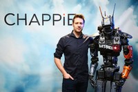 Blomkamp yang merupakan sutradara asal Afrika Selatan mengatakan bahwa Chappie bisa dibilang gabungan dari RoboCop dan E.T. Dia sangat lucu, katanya seperti dilansir Total Film. (Dok Columbia Pictures)