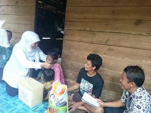 Kunjungi Warga Kepulauan Meranti, Menteri Khofifah Beri Bantuan Raskin