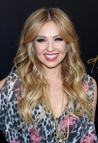 Ini senyum merekah Thalia yang menawan. Jamie McCarthy/Getty Images/detikFoto.