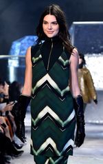 Kendall Jenner Tebar Senyuman di Paris Fashion Week