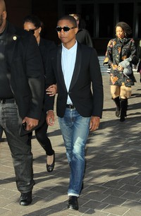 Tiba di persidangan di Los Angeles, California pada Rabu (4/3/2015) waktu setempat, Pharrell Williams terlihat stylish. David Buchan/Getty Image/detikFoto.