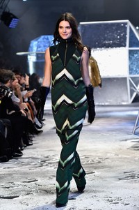 Model cantik berusia 19 tahun itu terlihat menawan saat memamerkan busana rancangan H&M. Pascal Le Segretain/Getty Images/detikFoto.