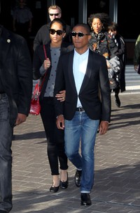 Pharrell memilih kemeja putih dengan luaran blazer hitam dipadu celana jeans dan tentu saja kacamata hitam yang nyentrik. David Buchan/Getty Image/detikFoto.
