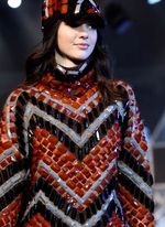 Kendall Jenner Tebar Senyuman di Paris Fashion Week