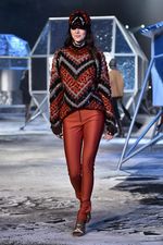 Kendall Jenner Tebar Senyuman di Paris Fashion Week