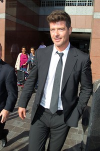 Pelantun 'Blurred Lines' Robin Thicke juga hadir. David Buchan/Getty Image/detikFoto.