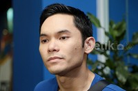 Hingga kini ia sendiri belum memiliki teman dekat wanita.