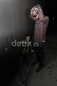 Kemeja lengan panjang dan celana jeans jadi kostum Wendy untuk gowes.