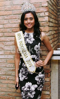 Kepalanya dihiasi dengan mahkota Miss Indonesia. Pool/Gus Mun/detikFoto.