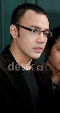 Meski harus merencanakan ulang pernikahan itu, Sandy mengaku tak memikirkan kerugian.
