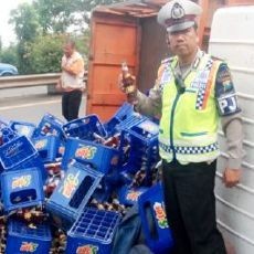 Truk Muat Teh Botol Terguling di Km 24 Sidoarjo-Waru, Macet 2 Km
