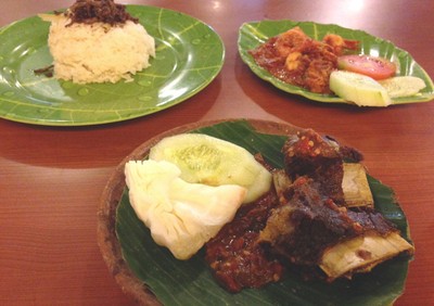 Menyantap Udang Sambal Ebi Bersama Nasi Liwet di Cobek Penyet