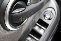Hampir semua bagian interior dibalut dengan bahan kain.