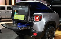 Yang menarik, bukan cuma barang saja yang dipasang di trailer, tetapi juga layar TV berukuran cukup besar yang memperlihatkan berbagai fitur konektivitas, mulai dari browsing internet dan sebagainya.