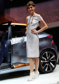 Model cantik berpose dengan mobil yang dipamerkan.