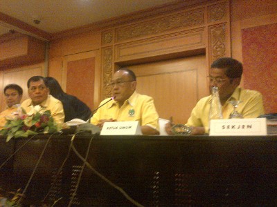 Agung Cs Ingin Keluar dari KMP, Ical: Memang Dia Siapa?