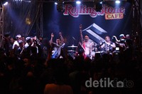 Superglad membuka penampilannya lewat lagu 'Hello Hero Let's Go', sang vokalis Buluk tampil bertelanjang dada.