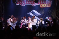 Dilanjutkan dengan 'Dengar Dulu', 'Standar Romantika', dan 'Kisah Lama', Buluk Cs ajak para penonton bernyanyi bersama.