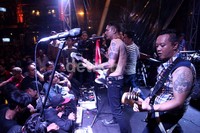 Ketukan punk bertempo kencang mengawali lagu 'Berandalan Ibukota' sekaligus menutup penampilan Superglad di hari jadinya yang ke-12.