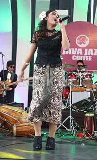 JJF 2015 langsung dibuka lewat penampilan Farrah Di & Jei Angklung Feat Sol Project.