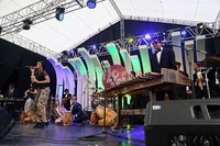     Mulai dari angklung, arimba dan gendang dikolaborasikan dengan alunan terompet dan sexophone.