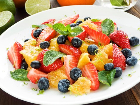 Tambahkan Air Lemon dan Yogurt Agar Salad Buah Semakin Enak dan Segar (1)