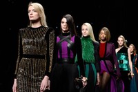Kendall Jenner ikut dalam barisan utama saat acara dibuka. Pascal Le Segretain/Getty Images/detikFoto.