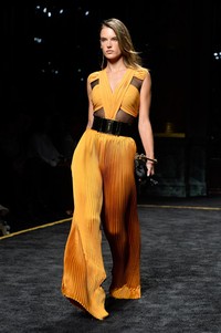Tak hanya di acara makan malam, selama show Alessandra Ambrosio juga curi perhatian di runway. Pascal Le Segretain/Getty Images/detikFoto.