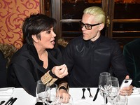 Jared Leto bersama Kris Jenner di acara makan malam fashion show Balmain. Jacopo Raule/Getty Images For Balmain/detikFoto.