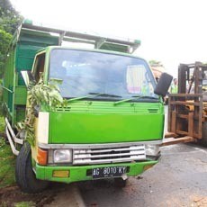 Truk Terguling, Muatan Kayu Timpa Mobil