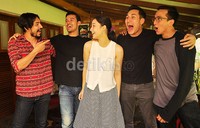     Arifin Putra tersenyum lebar. Kira-kira apa ya yang membuat dia kegirangan?