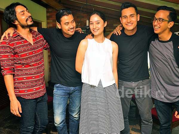 Tatjana Saphira Diapit 4 Cowok Keren 'Negeri Van Oranje' Tatjana Saphira Diapit 4 Cowok Keren 'Negeri Van Oranje'