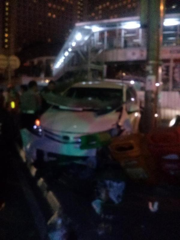 Toyota Avanza  Tabrak Traffic Light di Bunderan HI Hingga 