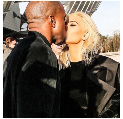 Kim Kardashian Cium Mesra Kanye West di Paris Fashion Week