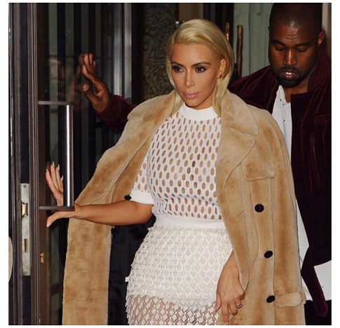 Pakai Busana Menerawang, Kim Kardashian Disebut Mirip Hotdog Ayam