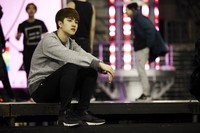     D.O tampak merenung di sela-sela latihan konser di Olympic Park Gymnastics Stadium Seoul. (SMTOWN)     