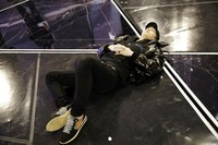 Sedikit lelah, Lay berbaring sejenak di atas panggung saat latihan. (SMTOWN)