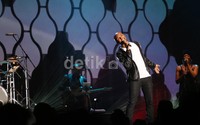 Penampilan Kenny Lattimore membuat panggung megah itu akhirnya diguncang oleh musik jazz yang kental.