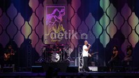     Tak sekedar menghadirkan penampilan romantis, tapi Kenny Latimore juga pamer olah vokal.     