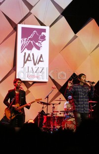 Penampilan Duta Cs pun dibuka dengan lagu 'Selamat Datang' yang diambil dari album terbarunya 'Musim yang Baik'.