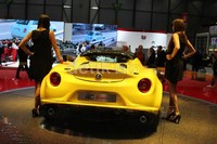     Eksteriornya mobil memiliki bodi yang aerodinamis dengan perubahan-perubahan seperti penggunaan lampu utama xenon bergaya proyektor. Dengan warna Giallo (kuning) yang menjadi warna baru Alfa Romeo 4C Spider.     