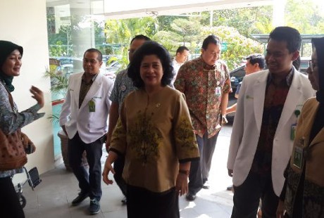 Sulit Bujuk Pasien ke RS, Menkes Pertimbangkan Kirim Tenaga Sosiolog